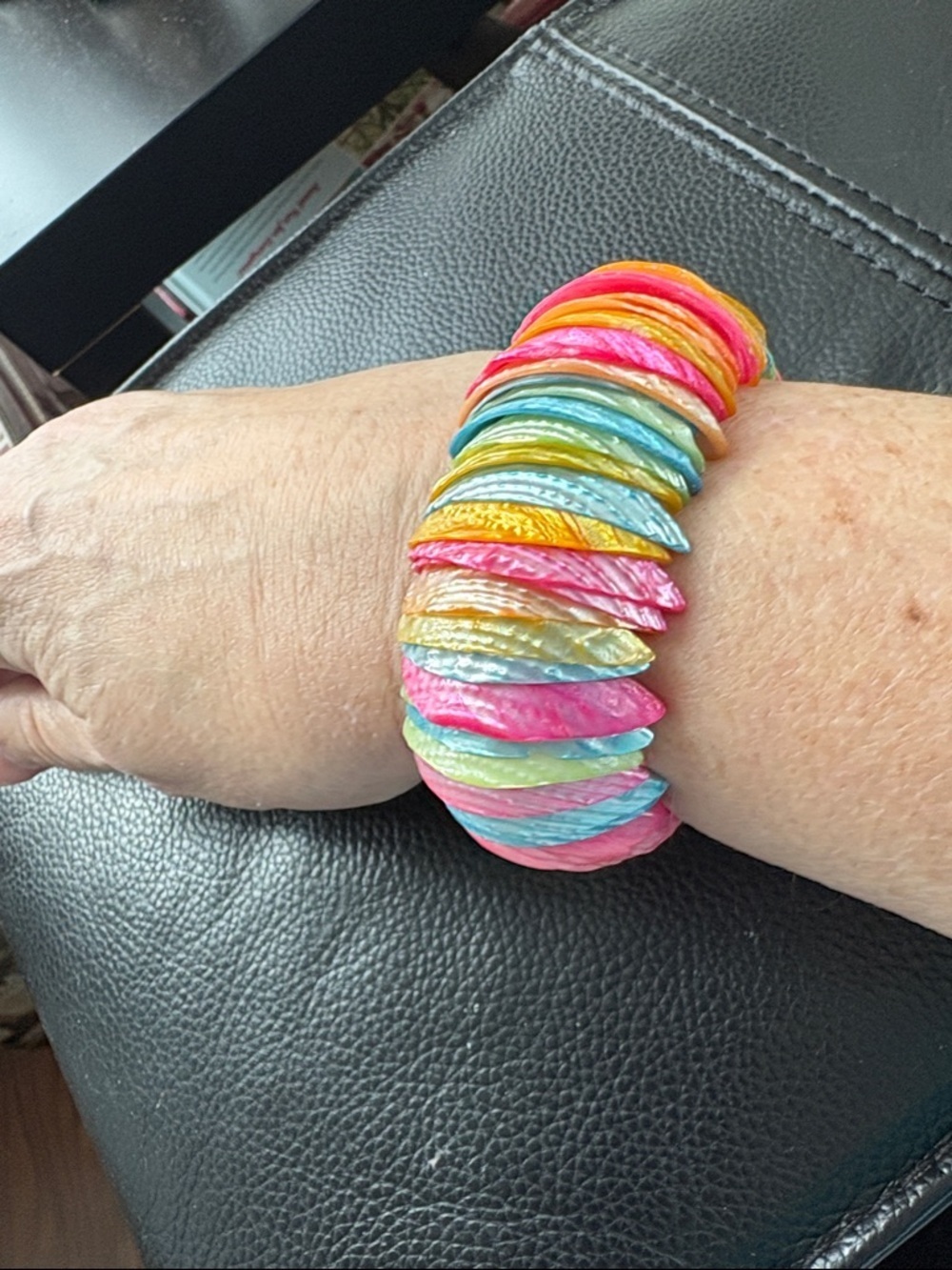 Handmade Multi-Color Conch Shell Stretch Bracelet - Vibrant Beach Style - Picture 2 of 7